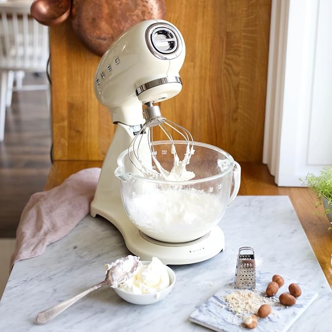 SMEG SMF03 Stand Mixer – 5 Qt Tilt-Head Mixer with Stainless Steel Bowl, 10 Speeds, Retro 50s Vintage Style – Cream