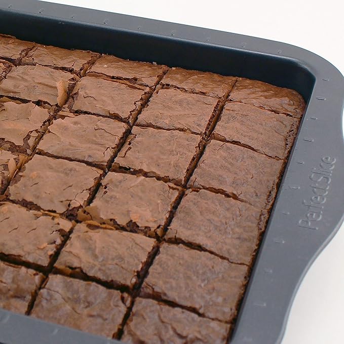BergHOFF Perfect Slice 11" x 14" Inch Cookie Sheet With Perfect Slicing Tool. Creates Perfect Portions Of Your Baking And Holiday Dishes. Perfect Portions For All Of Your Family Desserts