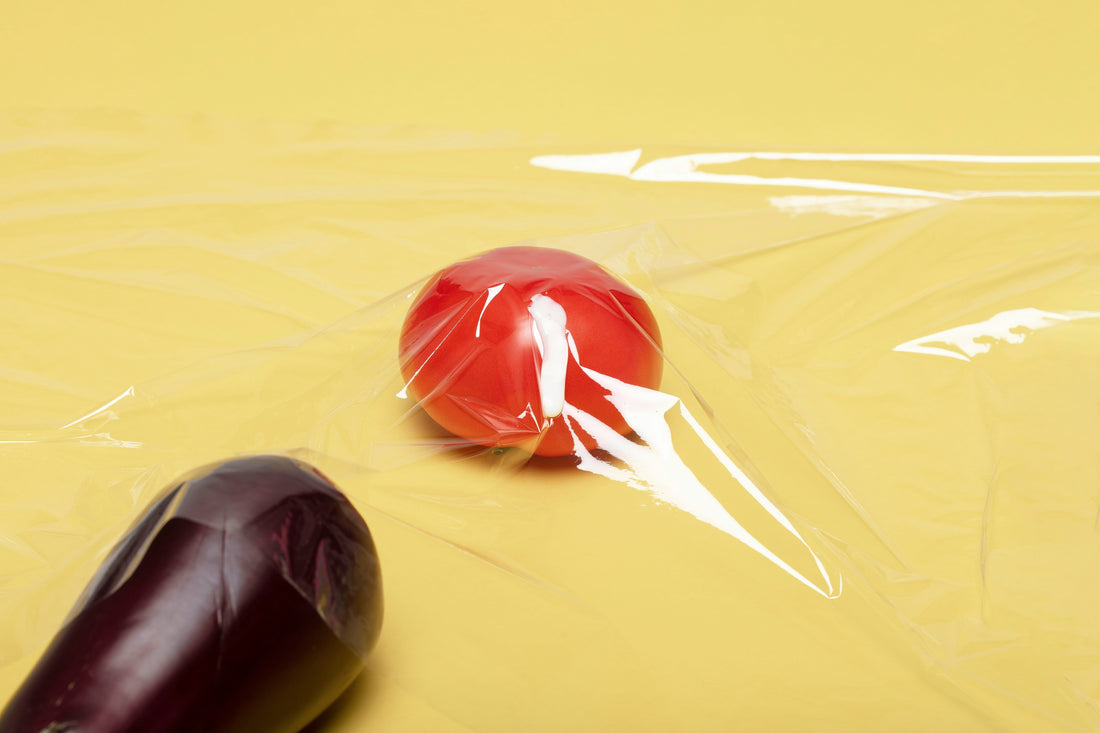 [KITCHMENT] The "Freezer Plastic Wrap" Friction Hack: How to cut cling wrap cleanly without tangling or sticking to itself