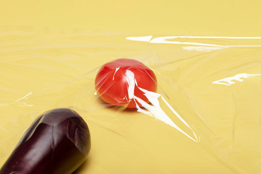 [KITCHMENT] The "Freezer Plastic Wrap" Friction Hack: How to cut cling wrap cleanly without tangling or sticking to itself