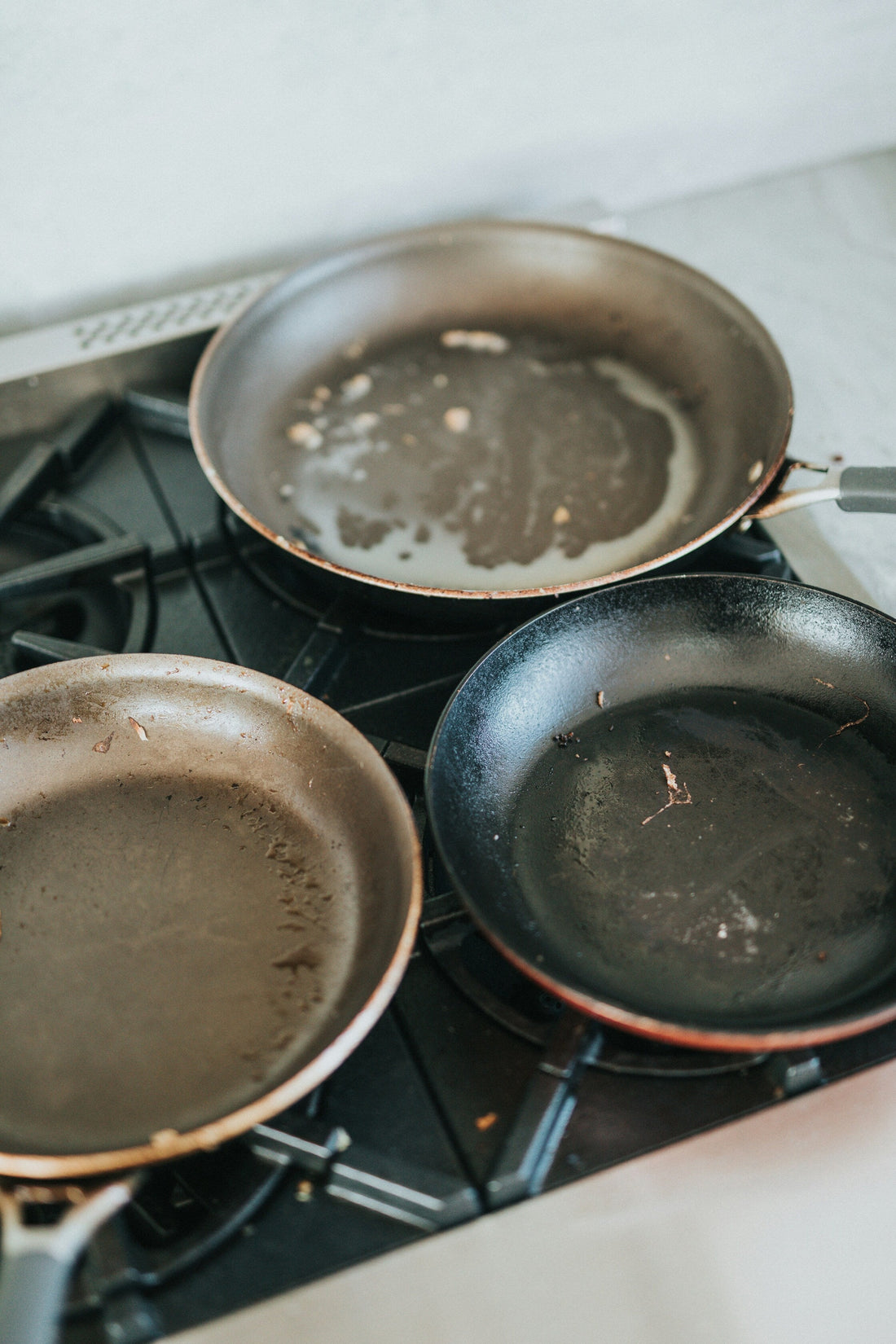 [KITCHMENT] The "Toothpaste Polish" Reset: How to remove stubborn burn marks from pan bottoms in 5 minutes