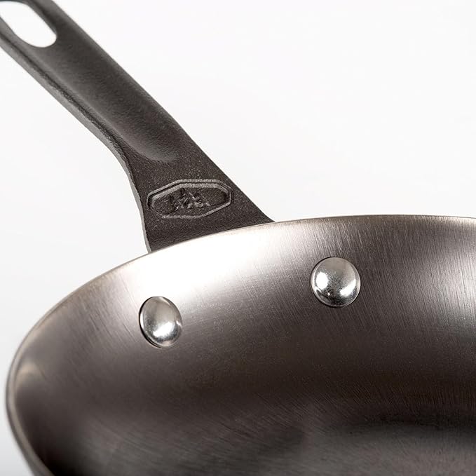GSI Outdoors Guidecast Cast-Iron Frying Pan, Lightweight Pans for Campfire & Induction Cooking (10″ Pan)