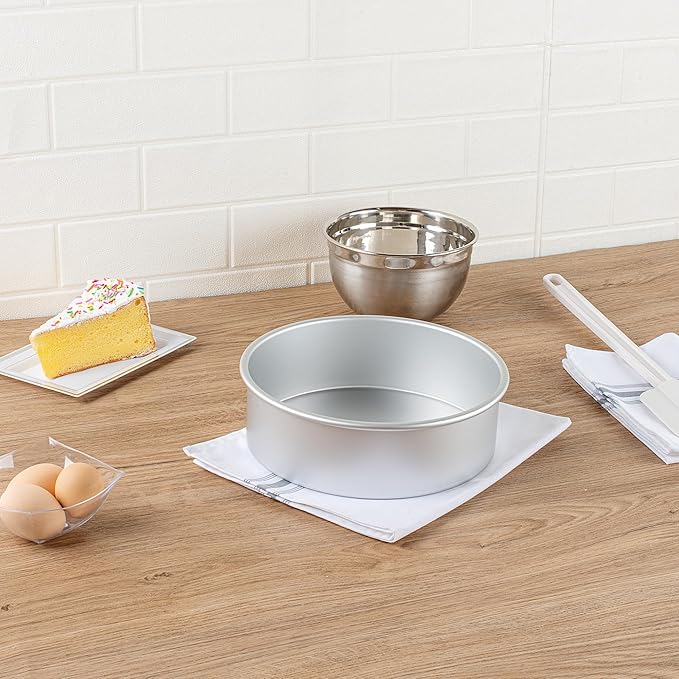 Restaurantware 9" x 9" x 3" Aluminum Round Cake Pan 2 Pack Met Lux Greaseproof, Straight-Sided Oven-Safe Baking Pan For Even Cooking
