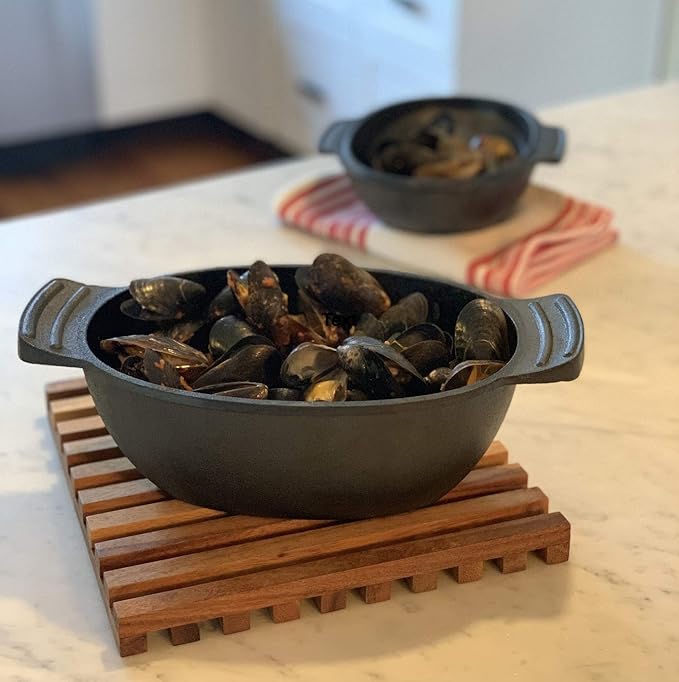 Outset 76495 Cast Iron Seafood and Mussel Pot with Lid for Empty Shells, 2.5 Quart, Black